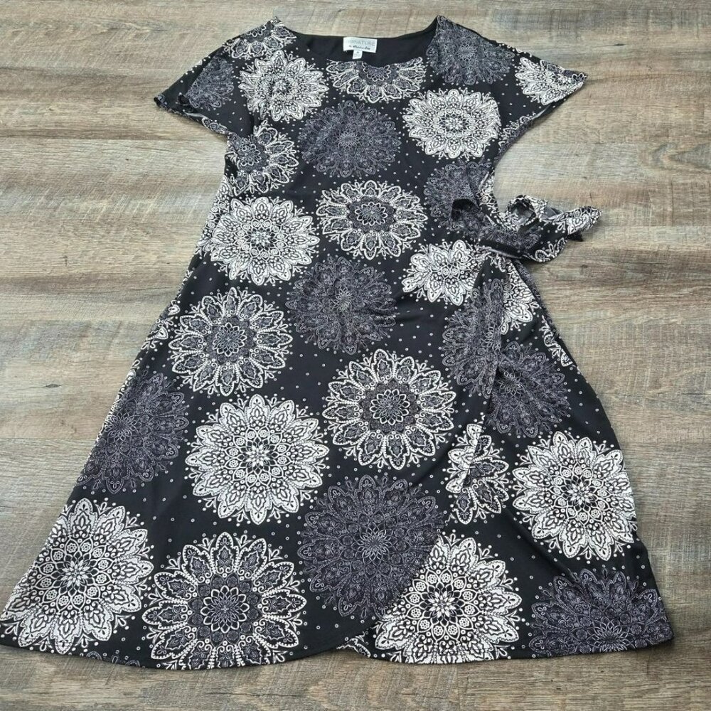 Signature by Robbie Bee Women's dress black and white Size Medium Knee length